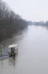 Sotto la pioggia il fiume canta