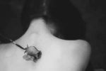 Un fiore sul collo