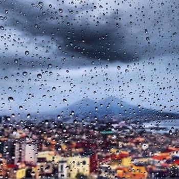 Una mattina mentre il cielo piangeva