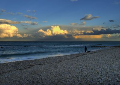 Scende la sera sul mare