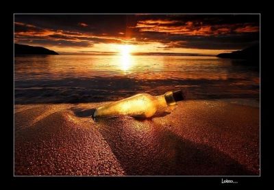 Una bottiglia di sabbia nel mare