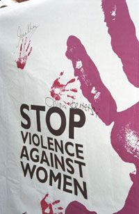 Con violenza