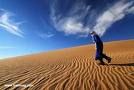 Beduina nel deserto