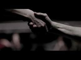 La mano al fratello