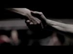 La mano al fratello