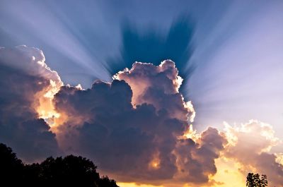 Tra nuvole e sole mormora il vento