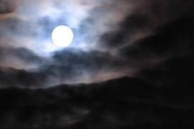 Fragile luna