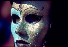 Gi la maschera