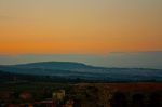 Canto del Sole che si nasconde dietro la collina