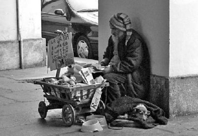Uomo tra le strade