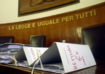 Distruggendo la democrazia