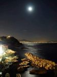 La vela bianca e gialla nel cielo