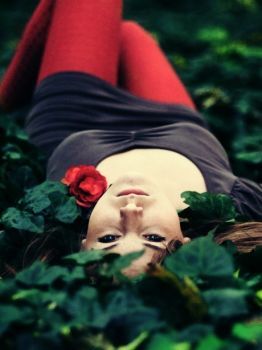 Une fleur entre ses lèvres