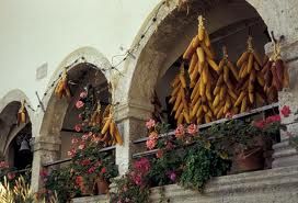 Il vecchio non trascina i piedi al mio Paese! (sonetto doppio)