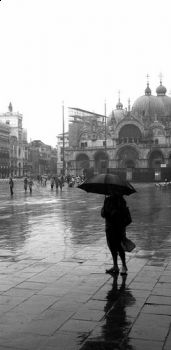 Uomo dal cappotto nero