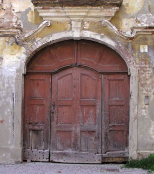 Sulla porta del mausoleo