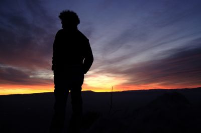 Mentre il sole cala ai monti