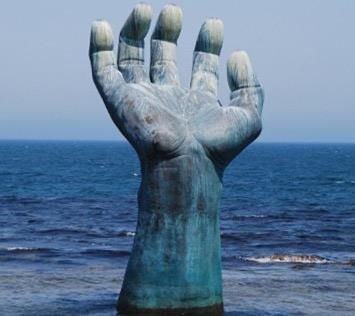 Le mani tra acqua e cielo