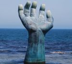 Le mani tra acqua e cielo