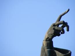 E’ un dito che spinge il raso alle nuvole