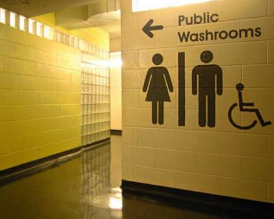 Al bagno della stazione di ”Metaforense”