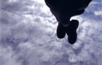 Sulla fune di lana appesa nel vuoto