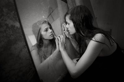 Mentre ci guardiamo allo specchio