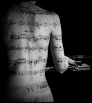 Pigiare di Dita sulla Pelle (come su un Pianoforte)