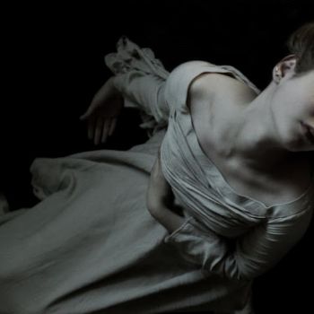 Cammino un passo davanti al buio