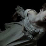 Cammino un passo davanti al buio