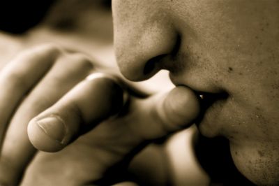 Lingue di fuoco sorte oltre il crepuscolo lontano