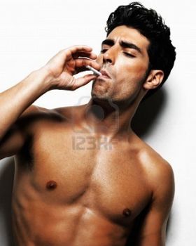 Tasche piene: iperstima, ipocrisia e giudizi bendati