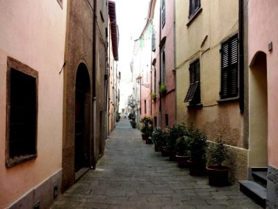 Verso i canali di un piccolo borgo