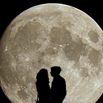 E dire che si guardava insieme la stessa luna