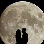 E dire che si guardava insieme la stessa luna