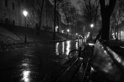 Precipita nel buio la sera