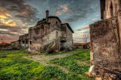 Vecchio casolare abbandonato
