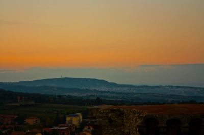 Canto del Sole che si nasconde dietro la collina