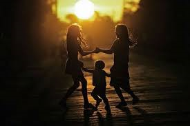 Impresse sui gradini di un cortile