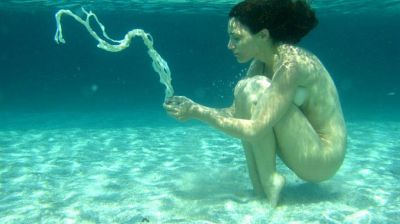 Con l'acqua mi solleva dal silenzio