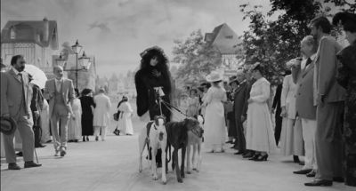 Dietro il cancello, un abbraccio