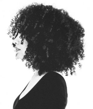 Donne dai ricci capelli