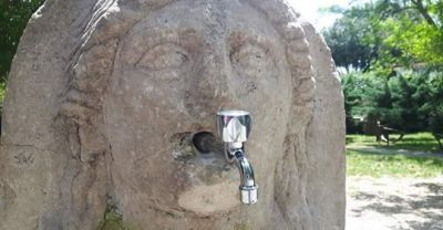 Ha in bocca ci� che accade