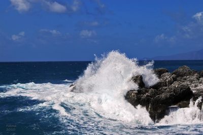 S�infrange l�onda sullo scoglio