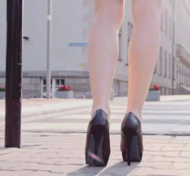 Alla fermata del bus