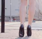 Alla fermata del bus