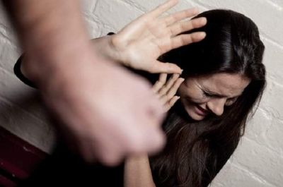 Attento uomo: le donne non si toccano neanche con un fiore! si amano!