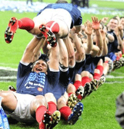 DIETRO DI NOI UN MONDO CHE AVANZA (urlo)