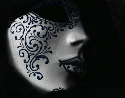 In un mondo di Falsità