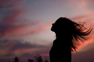 Nel sole d'ottobre il cielo � rosso